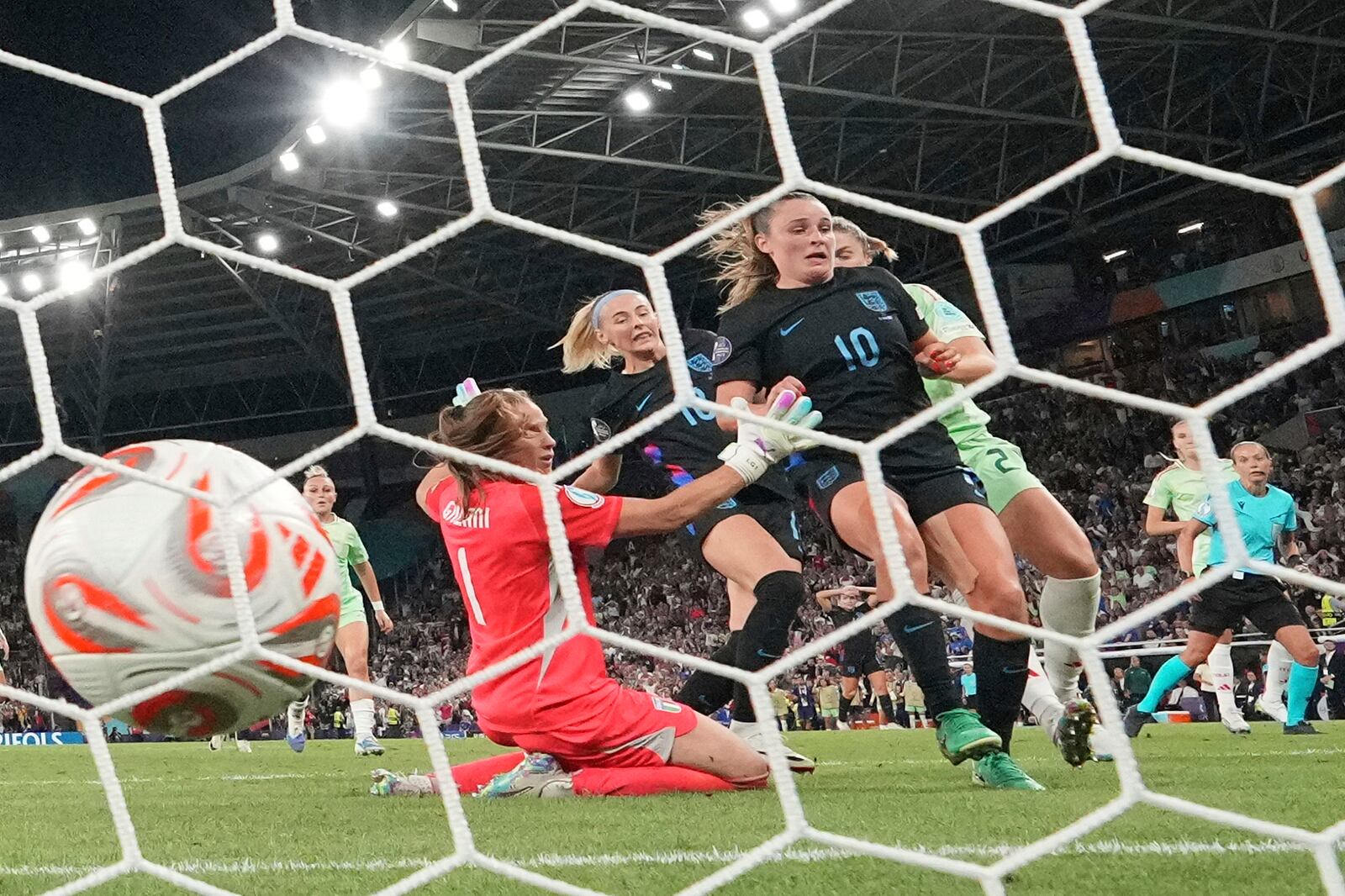 England's Chloe Kelly, center, scores her side's second goal during the Women's Euro 2025 semifinals soccer match between England and Italy at Stade de Geneve in Geneva, Switzerland, Tuesday, July 22, 2025. (AP Photo/Martin Meissner)