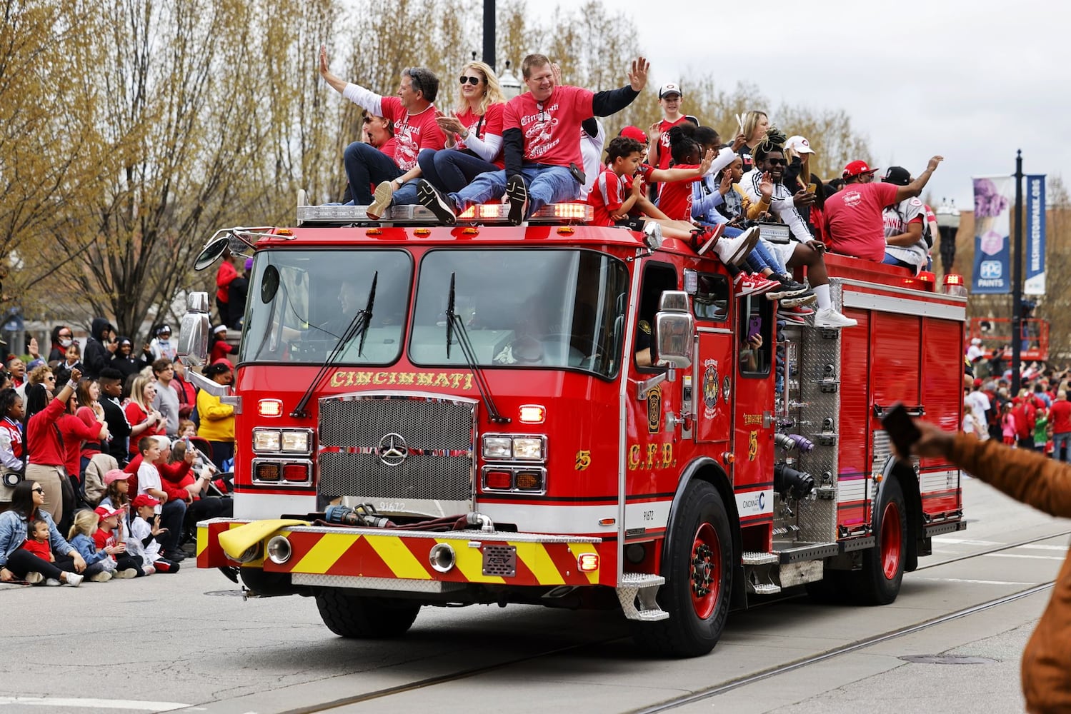 041222 Reds parade