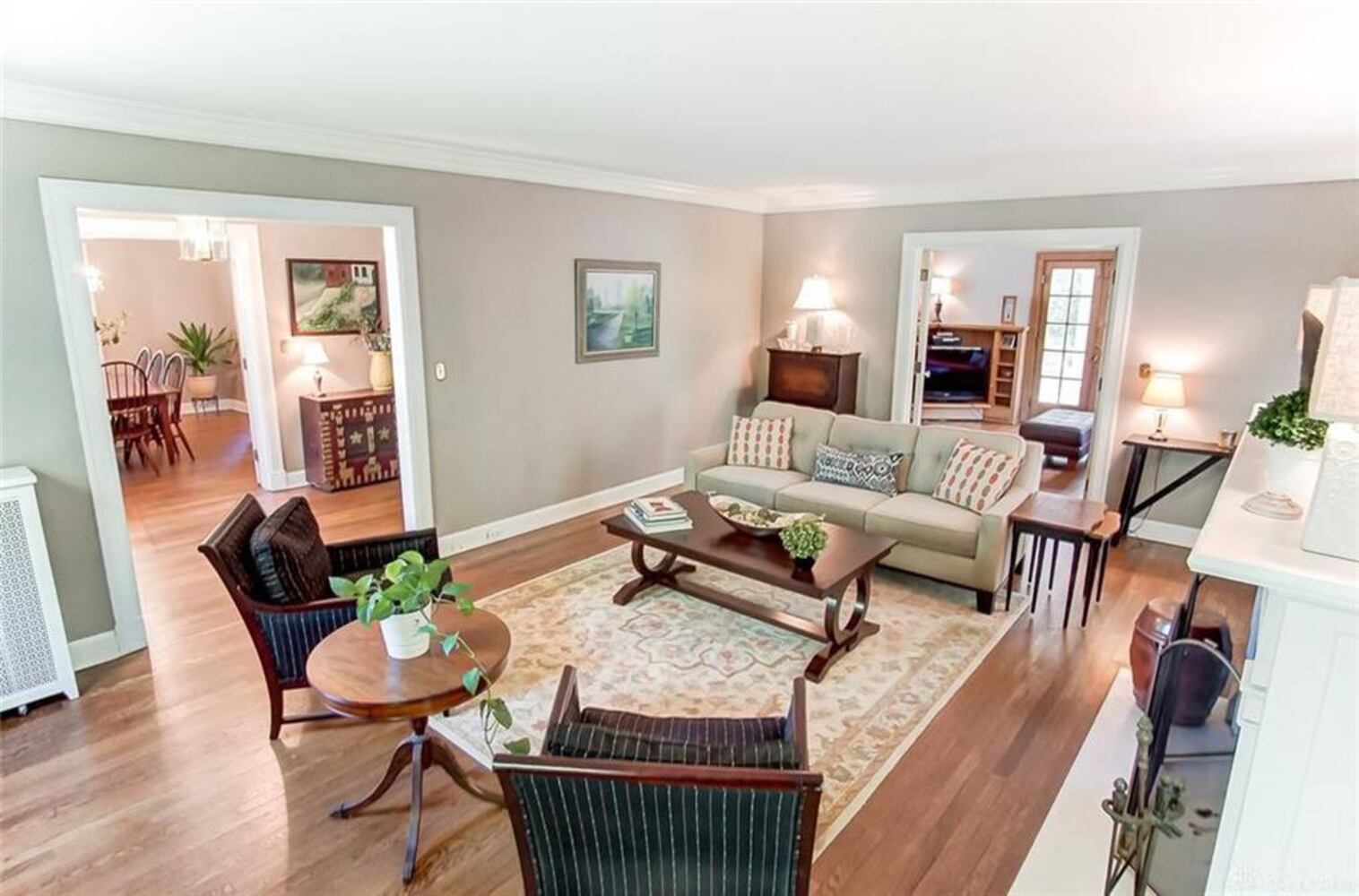 PHOTOS: Luxury Oakwood colonial home on market