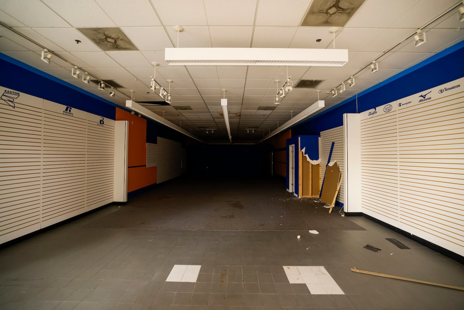 041125 Towne Mall Auction