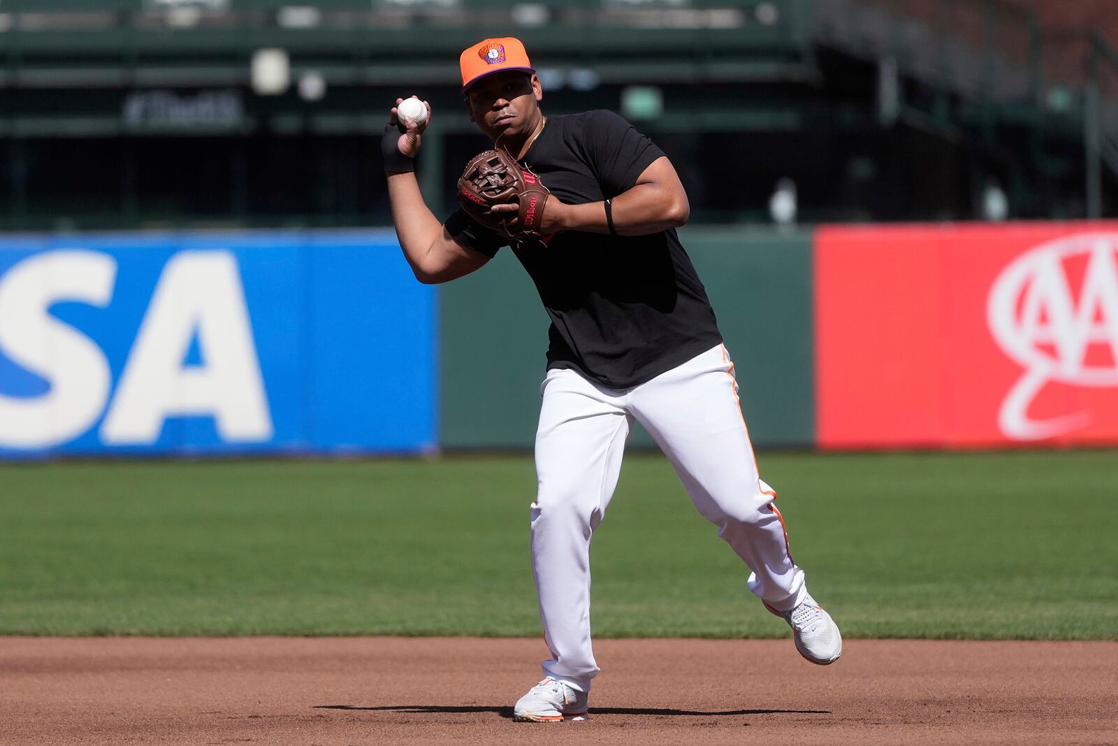 San Francisco Giants' Rafael Devers warms up before a baseball game against the Cleveland Guardians in San Francisco, Tuesday, June 17, 2025. (AP Photo/Jeff Chiu)