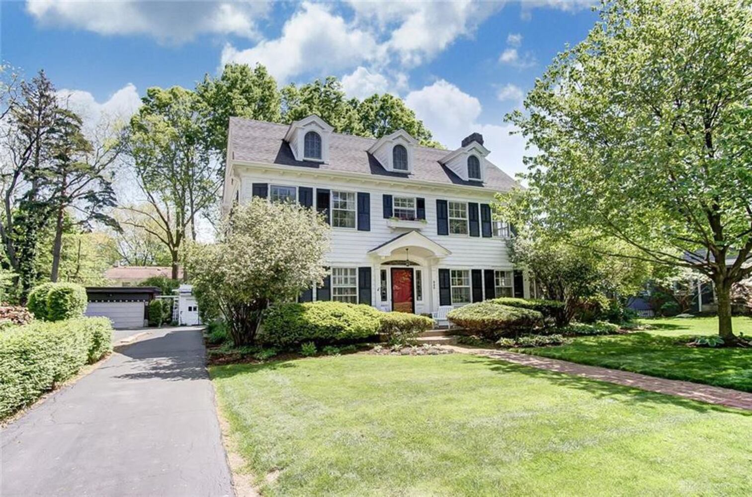 PHOTOS: Luxury Oakwood colonial home on market