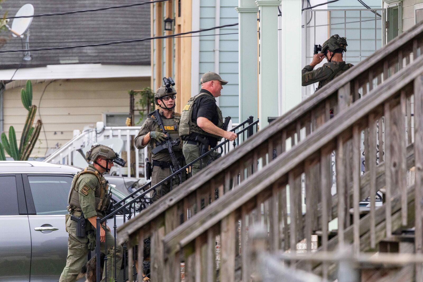 Law enforcement search for a fugitive that escaped a prison in New Orleans, Wednesday, May 21, 2025. (Chris Granger/The Times-Picayune/The New Orleans Advocate via AP)