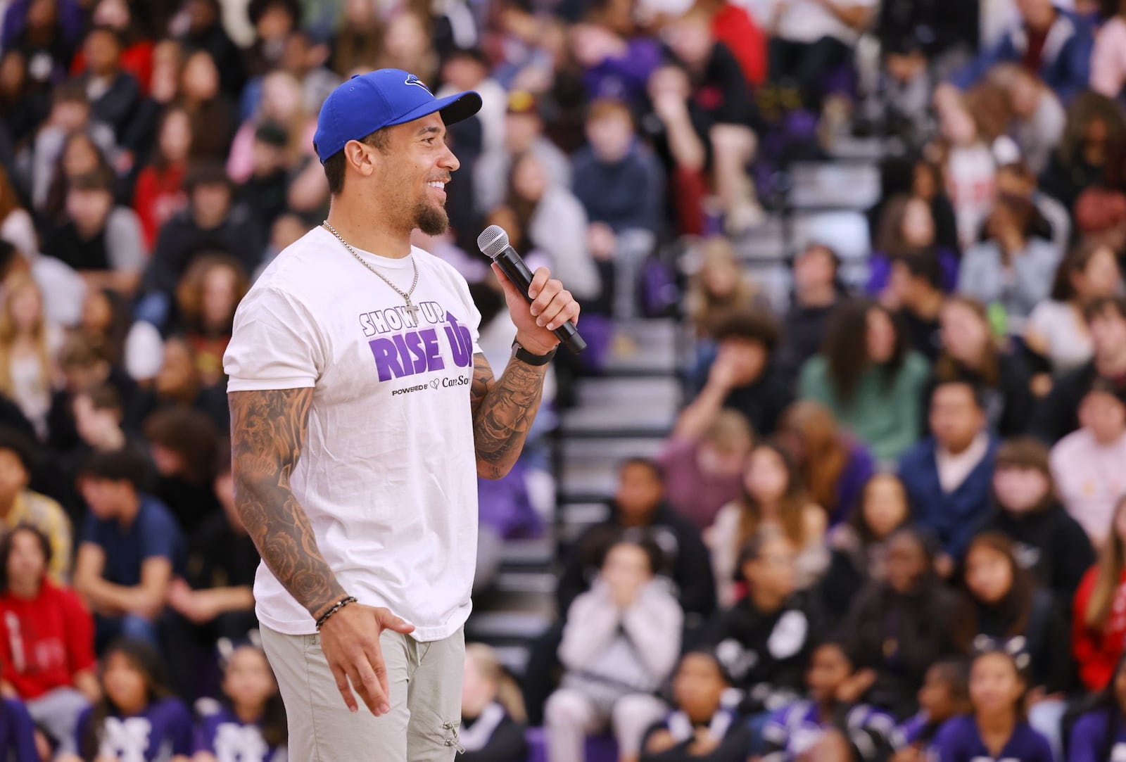 El corredor de los Cincinnati Bengals, Chase Brown, sorprendió a los estudiantes en la campaña de asistencia del martes. 21 de octubre de 2025 en Middletown High School. Middies se ha asociado con Caresource para ofrecer incentivos por asistir a la semana cimg a los estudiantes que no faltan a la escuela. Nick Graham/Personal