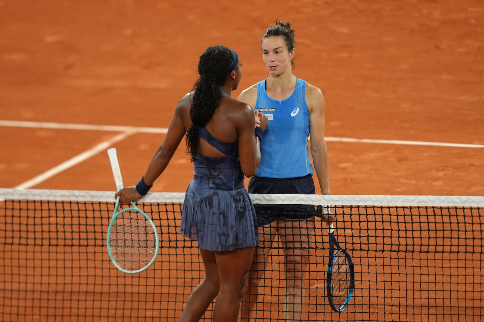 Winner Coco Gauff of the U.S., left, and France's Lois Boisson shake hands after their semifinal match of the French Tennis Open at the Roland-Garros stadium in Paris, Thursday, June 5, 2025. (AP Photo/Aurelien Morissard)