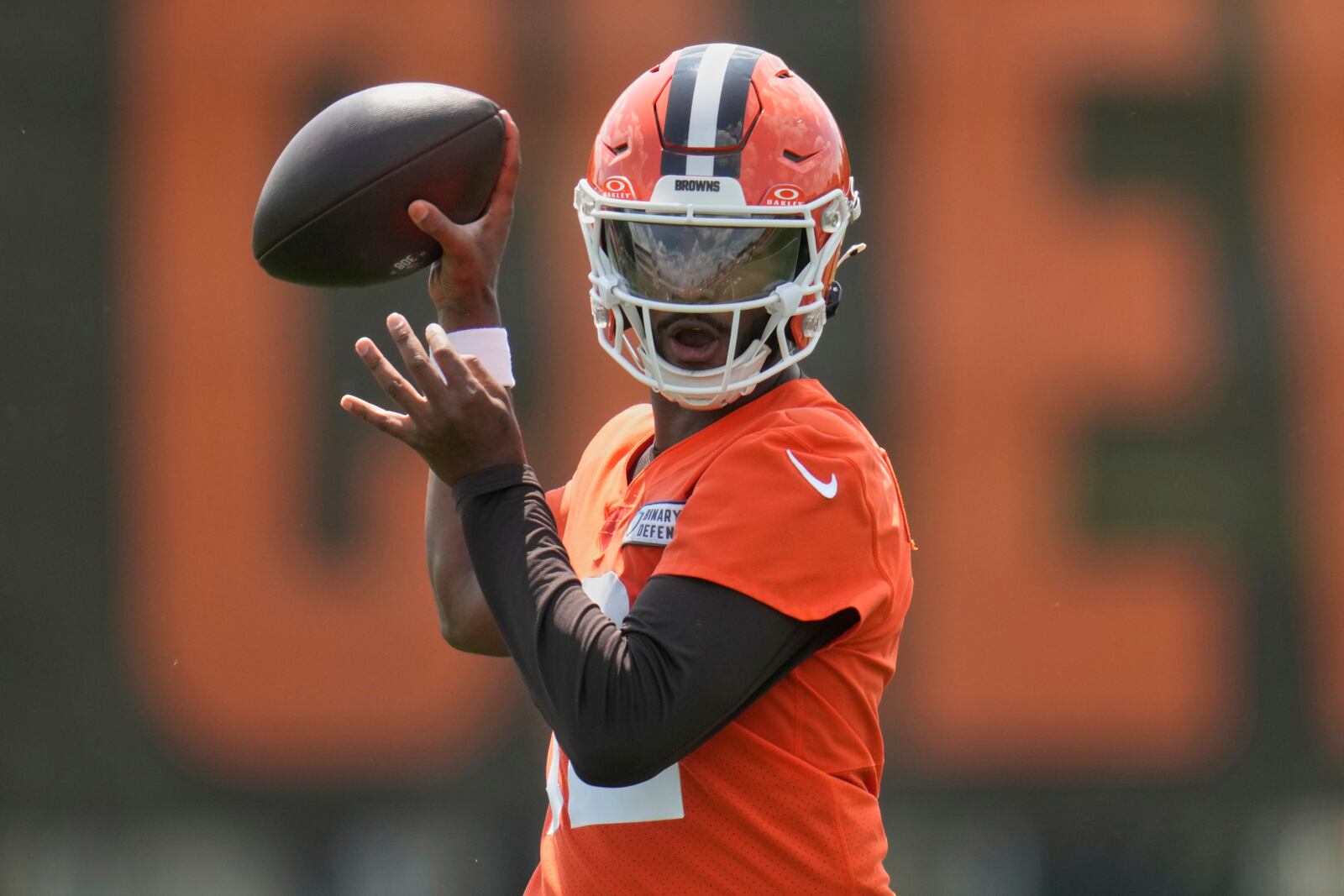 Cleveland Browns quarterback Shedeur Sanders (12) throws during practice at NFL football minicamp in Berea, Ohio, Tuesday, June 10, 2025. (AP Photo/Sue Ogrocki)