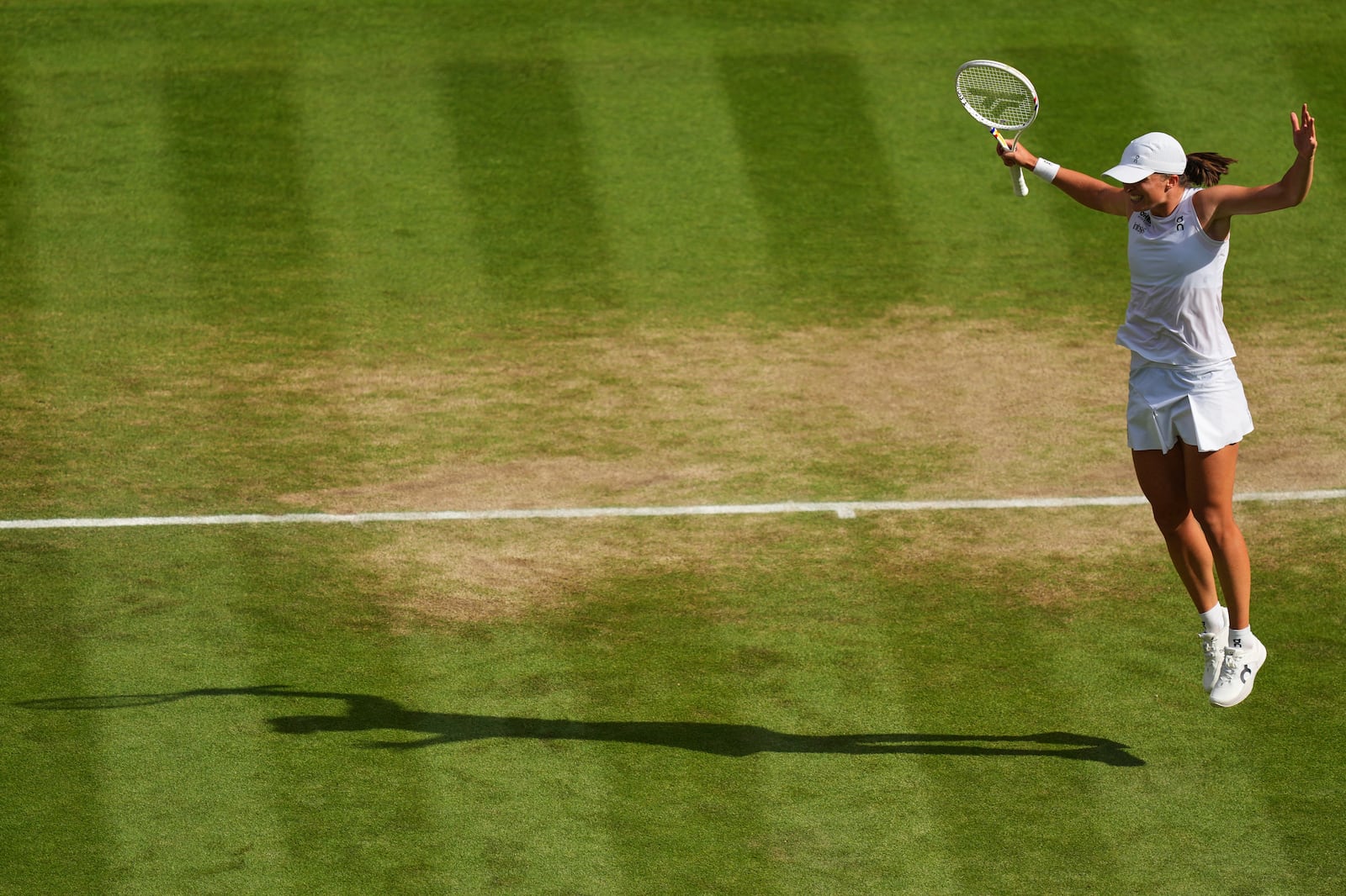 Iga Swiatek of Poland celebrates winning the women's singles final match against Amanda Anisimova of the U.S. at the Wimbledon Tennis Championships in London, Saturday, July 12, 2025.(AP Photo/Joanna Chan)