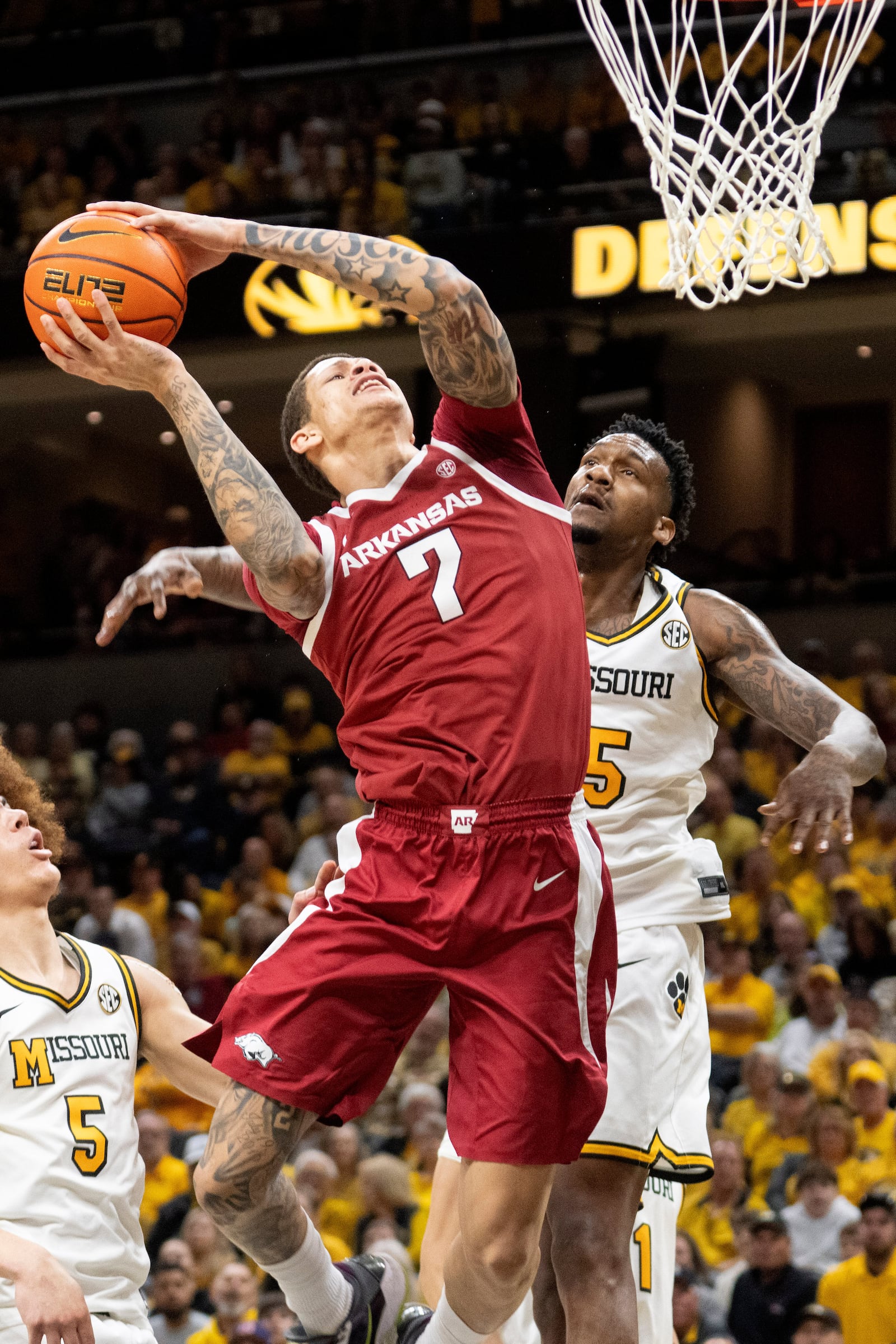 Arkansas' Trevon Brazile (7) shoots past Missouri's Shawn Phillips Jr., right, during the first half of an NCAA college basketball game, Saturday, March 7, 2026, in Columbia, Mo. (AP Photo/L.G. Patterson)