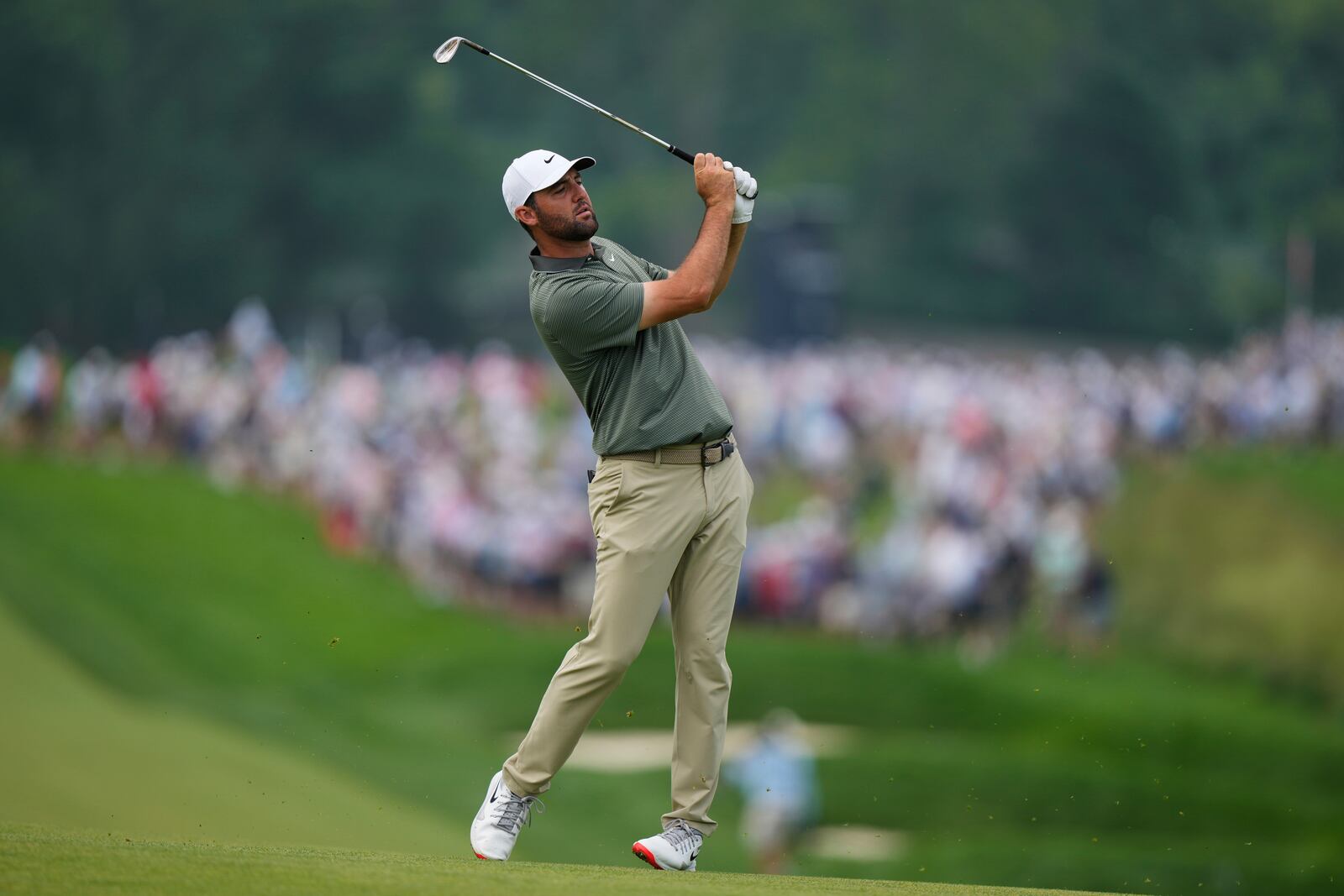 Scottie Scheffler plays on the third hole during the second round of the U.S. Open golf tournament at Oakmont Country Club Friday, June 13, 2025, in Oakmont, Pa. (AP Photo/Charlie Riedel)