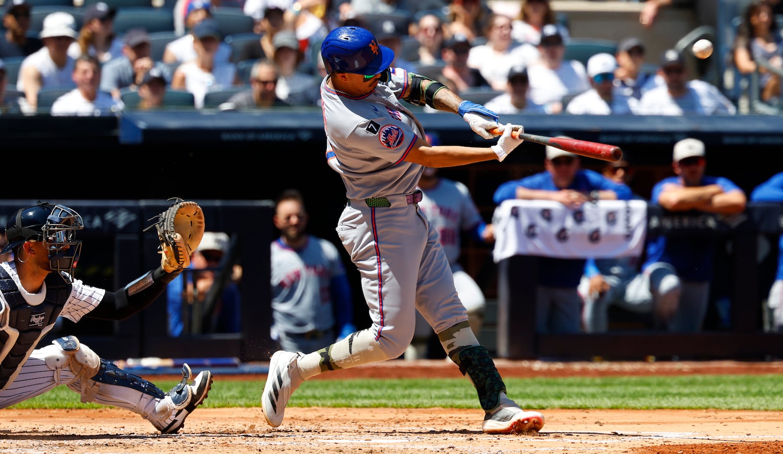 New York Mets' Mark Vientos (27) hits a sacrifice fly that that scored Juan Soto during the fourth inning of a baseball game against the New York Yankees, Saturday, May 17, 2025, in New York. (AP Photo/Noah K. Murray)