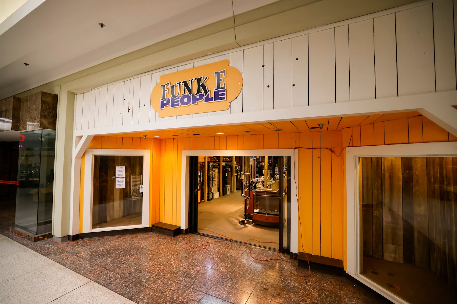 041125 Towne Mall Auction