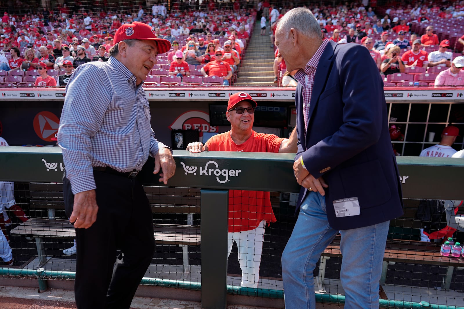 Former Cincinnati Reds players and Hall of Famers Johnny Bench, left, and Rawly Eastwick, right, talk with Cincinnati Reds manager Terry Francona before an opening-day baseball game between the Cincinnati Reds and the Boston Red Sox in Cincinnati, Thursday, March 26, 2026. (AP Photo/Carolyn Kaster)