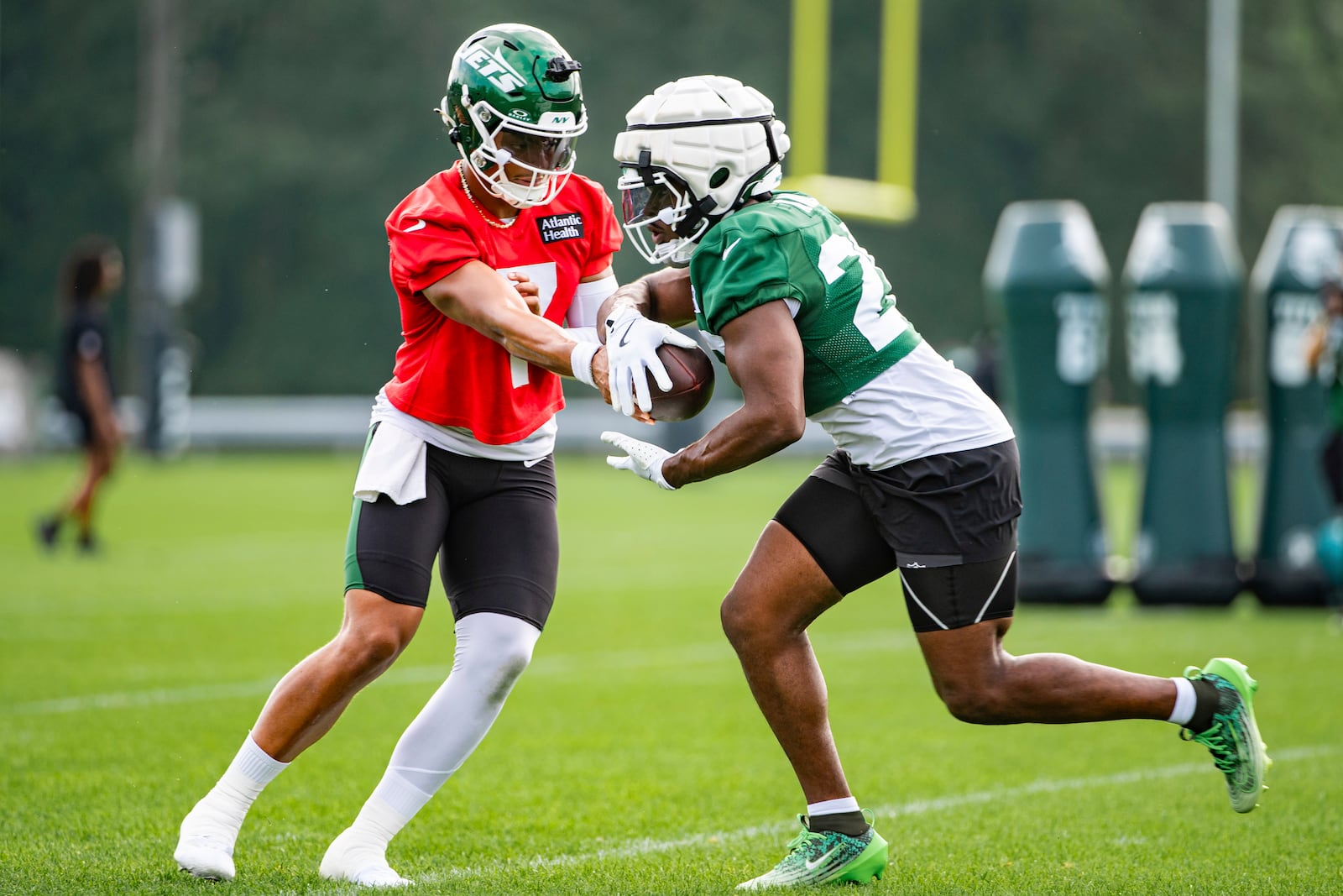 New York Jets quarterback Justin Fields (7) and running back Breece Hall (20) run drills together at the NFL football team's practice, Saturday, July 26, 2025, in Florham, N.J. (AP Photo/Angelina Katsanis)