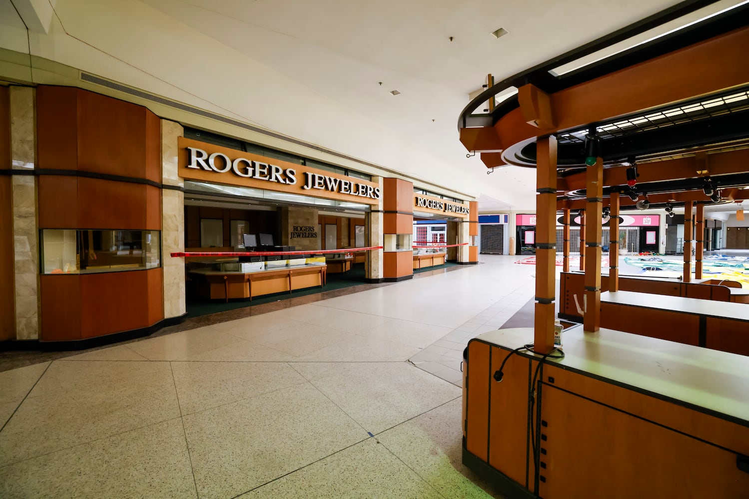 041125 Towne Mall Auction