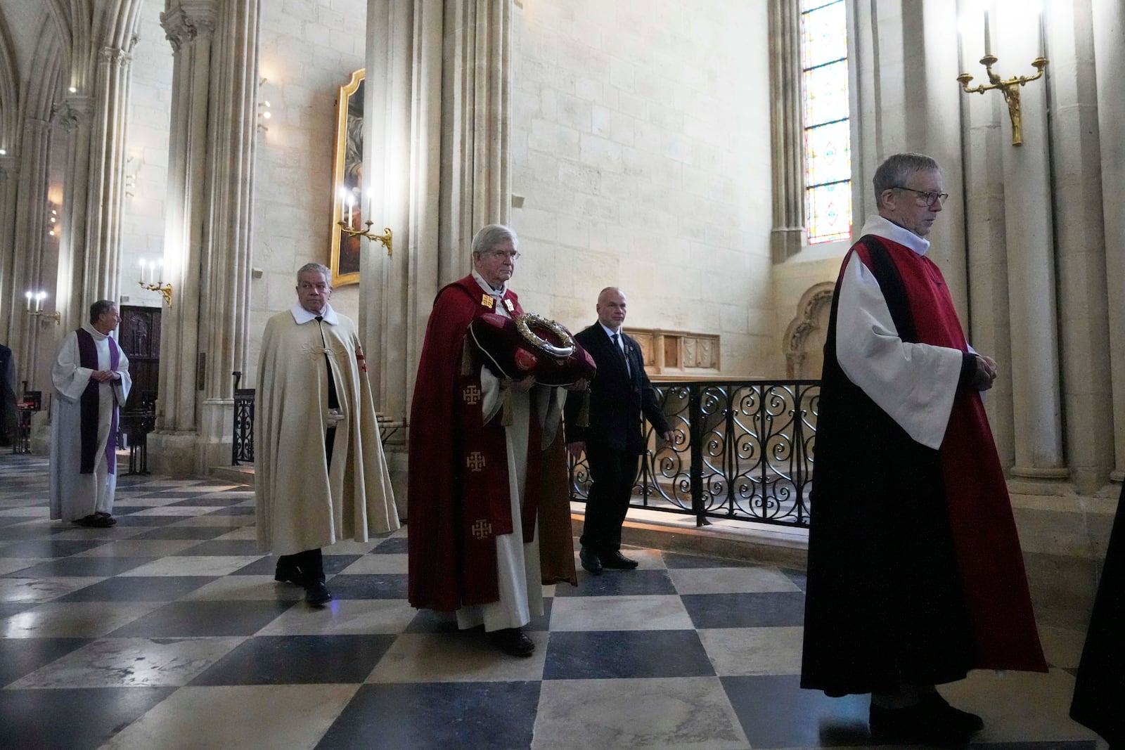 Paris Archbishop Laurent Ulrich, center, holds the ancient relic that many Christians revere as Jesus Christ's "Crown of Thorns" during a ceremony to mark Good Friday at Notre Dame cathedral, Friday, April 18, 2025 in Paris. (AP Photo/Michel Euler)