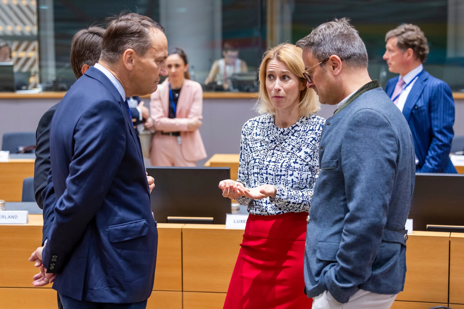 European Union foreign policy chief Kaja Kallas, center, talks with Poland's Foreign Minister Radoslaw Sikorski, left, and Luxembourg's Foreign Minister Xavier Bettel, right, during the EU foreign ministers meeting at the EU Council building in Brussels, Tuesday, July 15, 2025. (AP Photo/Geert Vanden Wijngaert)
