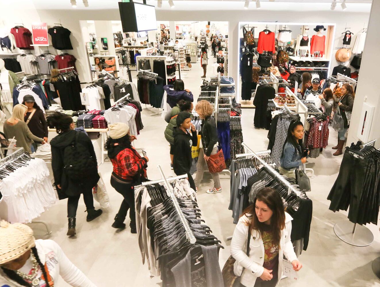 H&M opens at Liberty Center