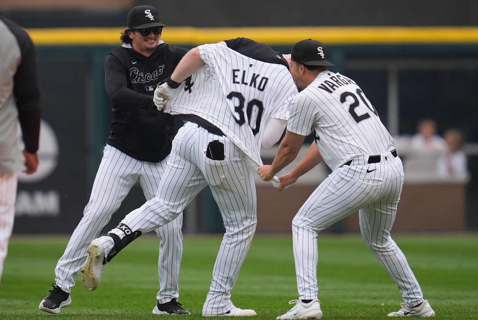 Chicago White Sox's Tim Elko (30), center, is swarmed by his teammates after he hit a walk-off single to defeat the Detroit Tigers in a baseball game Thursday, June 5, 2025, in Chicago. (AP Photo/Erin Hooley)