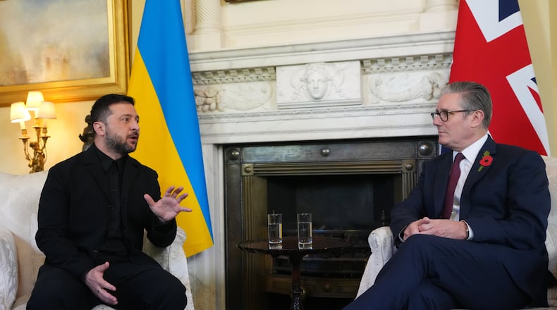 Britain's Prime Minister Keir Starmer welcomes Ukraine's President Volodymyr Zelenskyy to 10 Downing Street in London, Friday, Oct. 24, 2025 for bilateral talks and a later meeting of the so-called "coalition of the willing".(AP Photo/Kirsty Wigglesworth, Pool)
