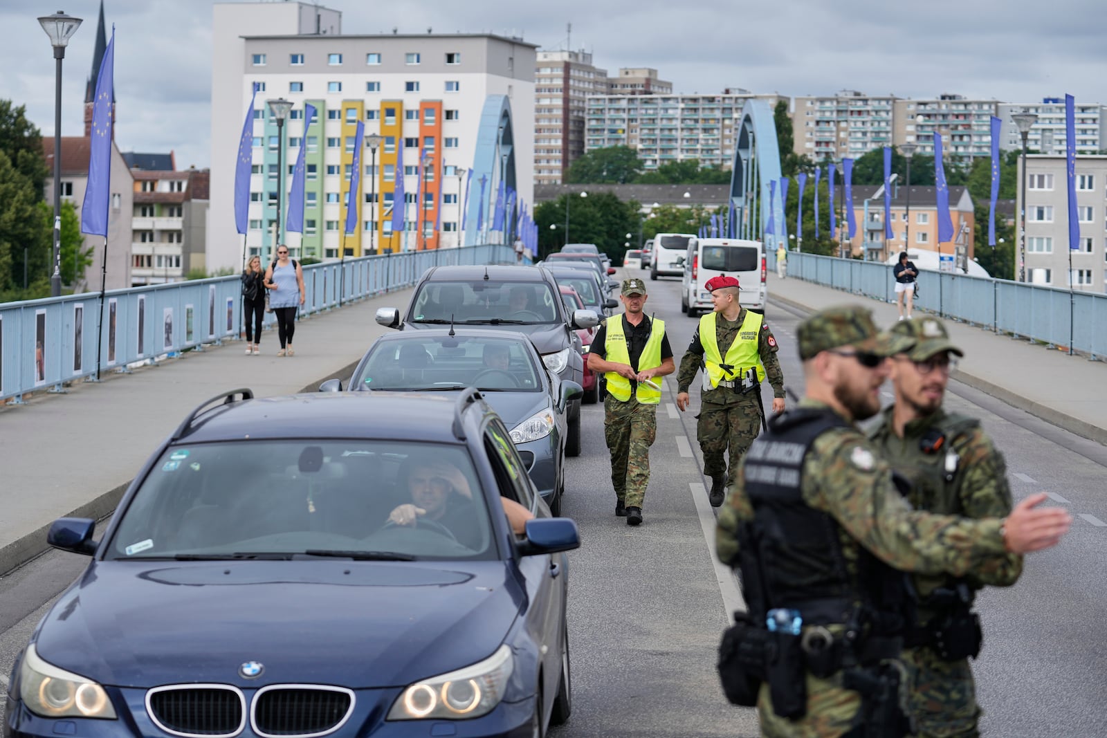 Polish border police check vehicles at a checkpoint bordering Germany, in Slubice, Poland, Monday, July 7, 2025. (AP Photo/Ebrahim Noroozi)