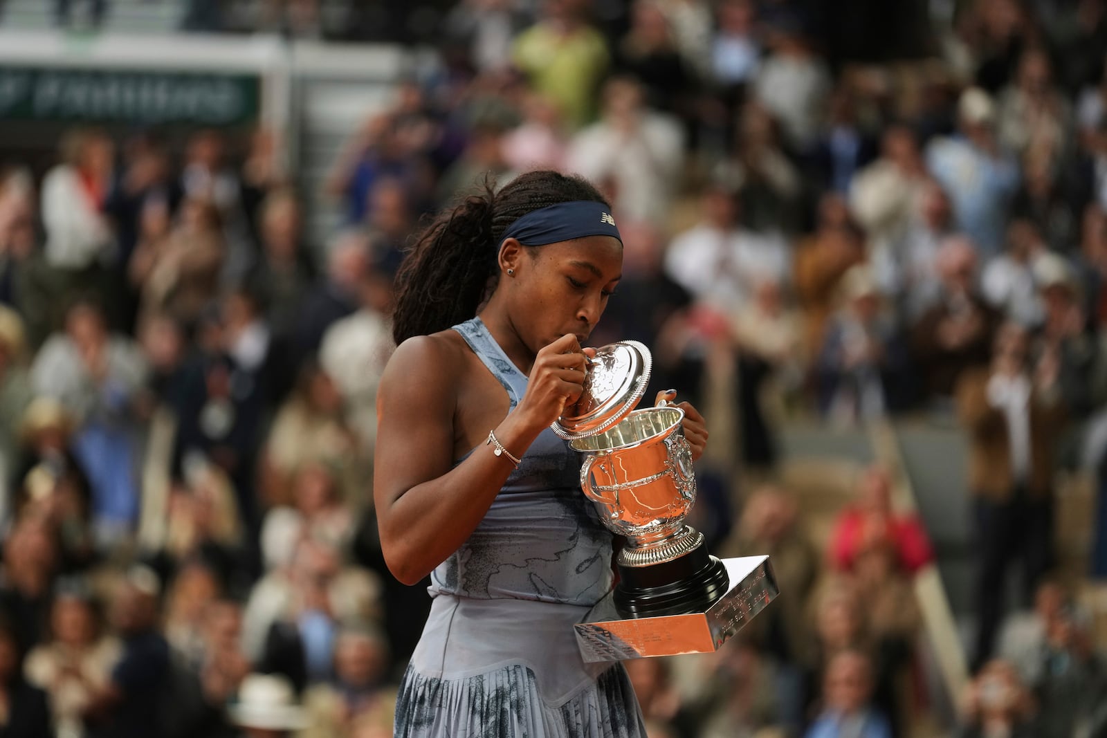 United States' Coco Gauff holds the tropy after winning the final match of the French Tennis Open at the Roland-Garros against Aryna Sabalenka of Belarus in Paris, Saturday, June 7, 2025. (AP Photo/Thibault Camus)