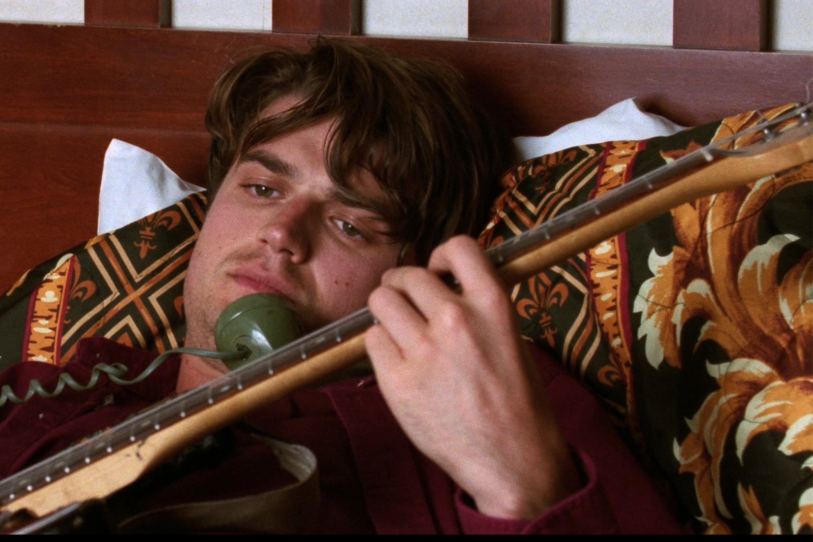 This image released by Utopia shows Joe Keery, portraying Stephen Malkmus in a scene from "Pavements." (Utopia via AP)