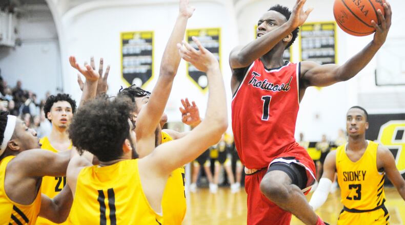 Trotwood’s Amari Davis goes up for a basket. MARC PENDLETON / STAFF