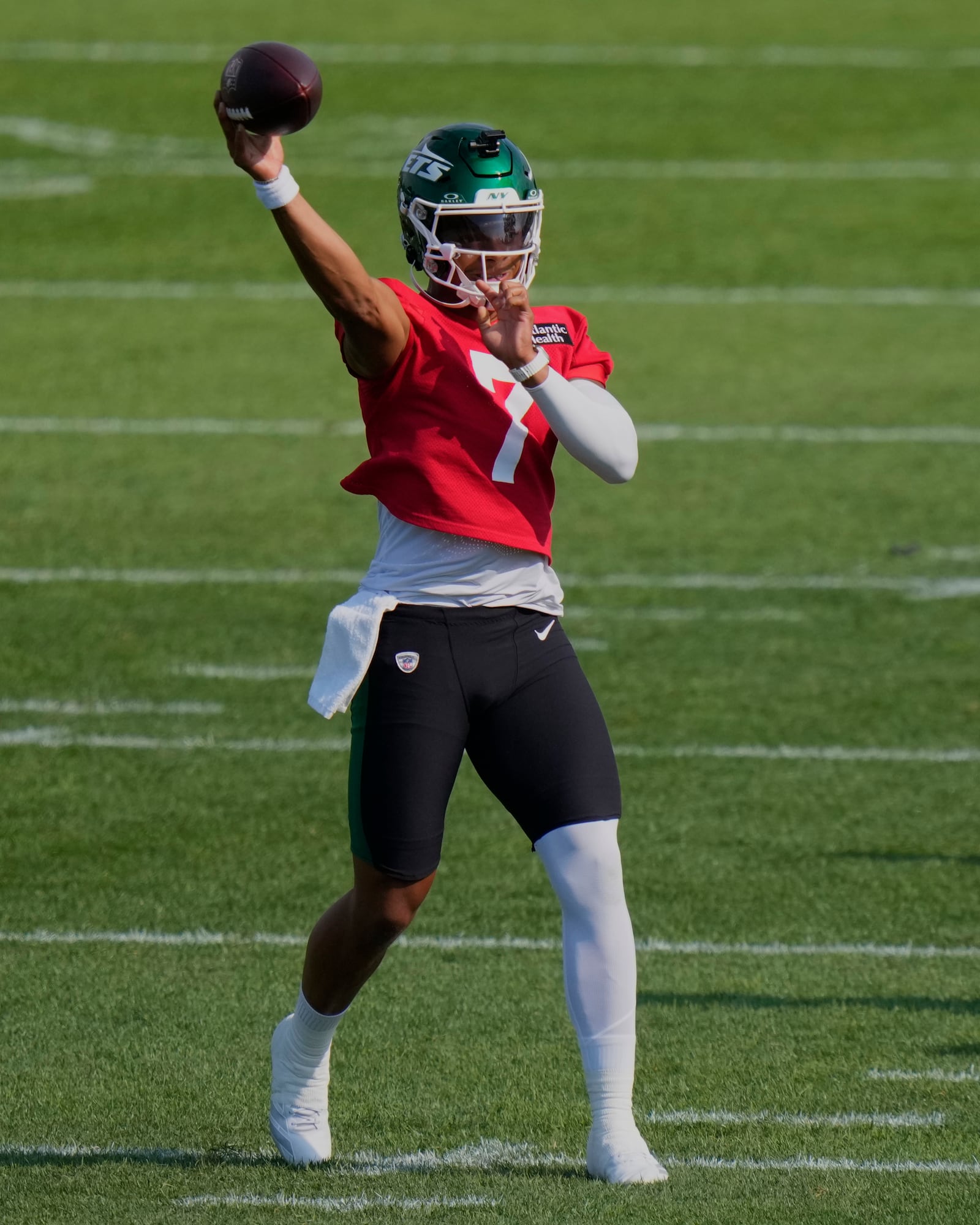 New York Jets quarterback Justin Fields (7) throws a pass during drills at the NFL football team's training camp Thursday, July 24, 2025, in Florham Park, N.J. (AP Photo/Frank Franklin II)