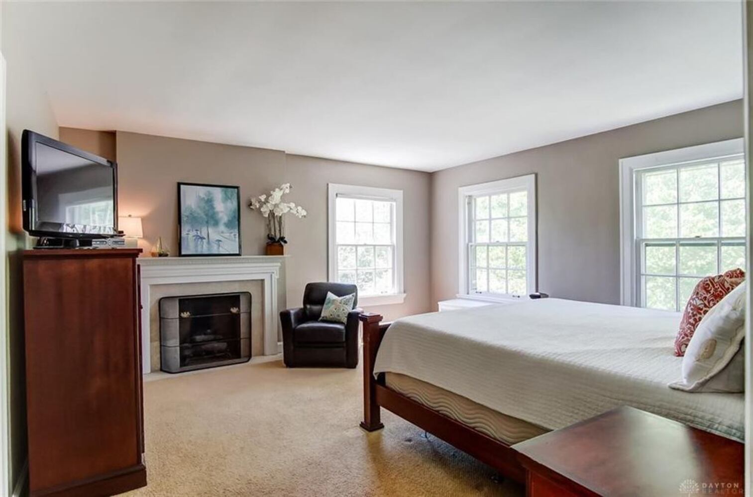 PHOTOS: Luxury Oakwood colonial home on market