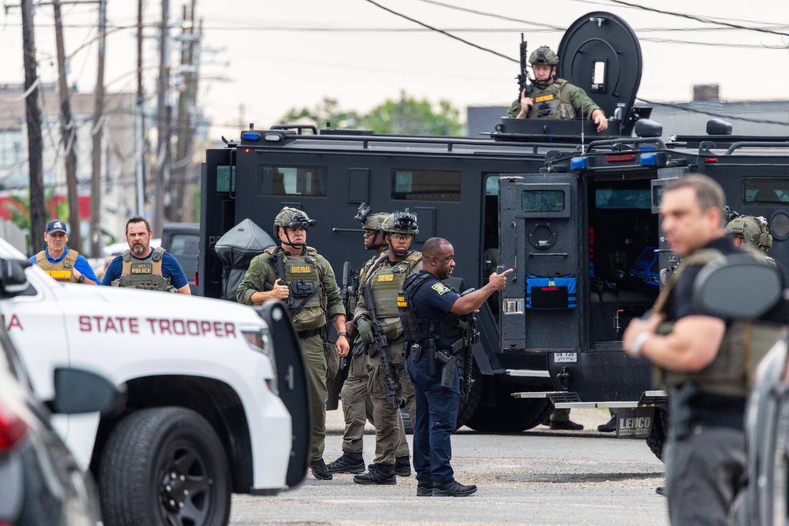 Law enforcement search for a fugitive that escaped a prison in New Orleans, Wednesday, May 21, 2025. (Chris Granger/The Times-Picayune/The New Orleans Advocate via AP)