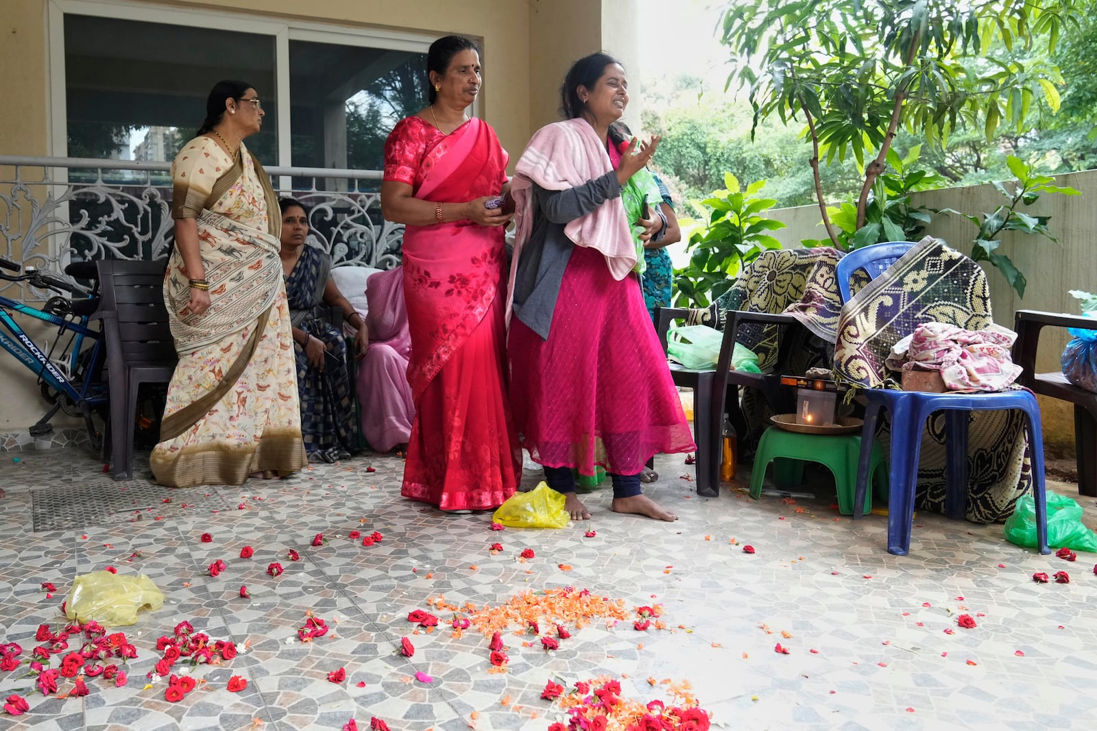 A wailing relative reacts as the body of 14-year-old Divyanshi Shivakumar, who lost her life in Wednesday's deadly stampede during celebrations outside a stadium for Royal Challengers Bengaluru, winners of the Indian Premier League, is taken away for her last rites in Bengaluru, India, Thursday, June 5, 2025. (AP Photo/Aijaz Rahi)