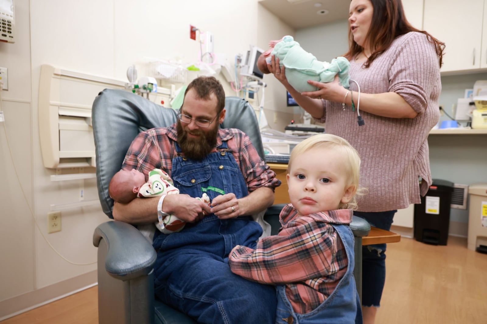 Brandon Creekbaum is pictured with his son, his wife Lacey, and his twin daughters at Miami Valley Hospital’s Level III Neonatal Intensive Care Unit. PHOTO BY WILL JONES/PREMIER HEALTH 