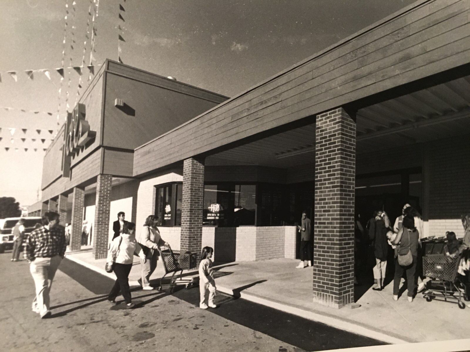 The crowd going into new Hill's Store on the Hamilton west side, 1990. JOURNAL-NEWS ARCHIVE PHOTO