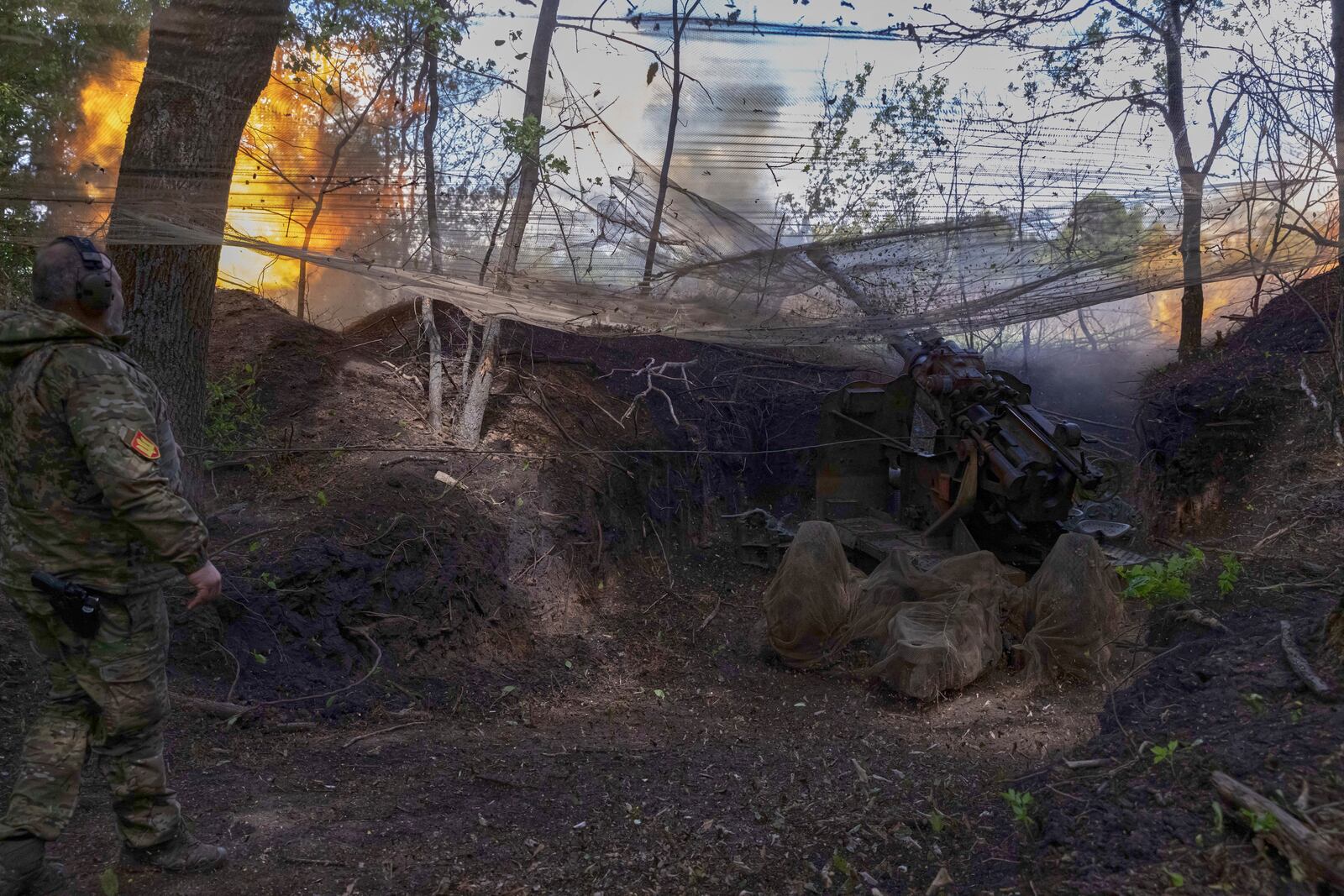 Ukrainian servicemen of the 127th Territorial Defence Brigade fire KS-19 100mm gun towards Russian positions near Kharkiv, Ukraine, Friday, May 16, 2025. (AP Photo/Yevhen Titov)