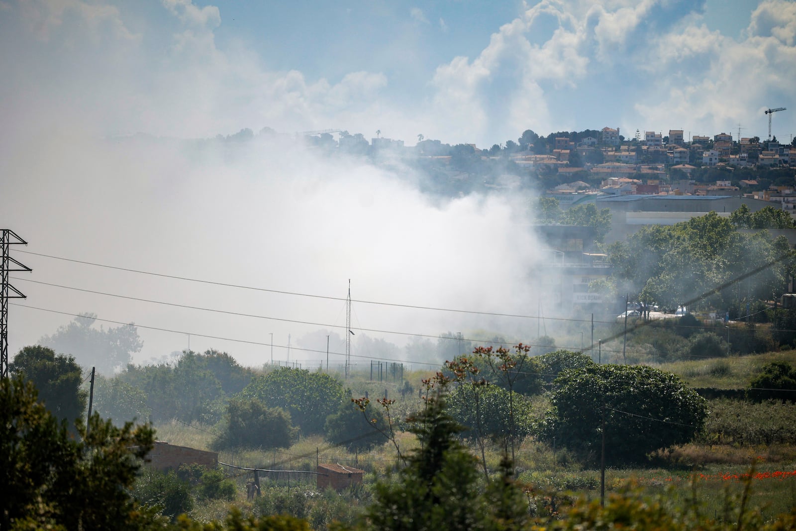 A toxic cloud caused by a fire in a chemical products company is photographed in Vilanova i la Geltrú, near Barcelona on Saturday, May 10, 2025. (Kike Ricon/Europa Press via AP) **SPAIN OUT**