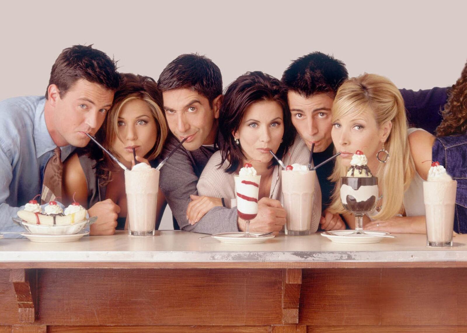 FRIENDS -- NBC Series -- Pictured: (l-r) Matthew Perry as Chandler Bing, Jennifer Aniston as Rachel Green, David Schwimmer as Ross Geller, Courteney Cox Arquette as Monica Geller, Matt LeBlanc as Joey Tribbiani, Lisa Kudrow as Phoebe Buffay. --- DATE TAKEN: 2002 NBC HO - handout ORG XMIT: PX65347