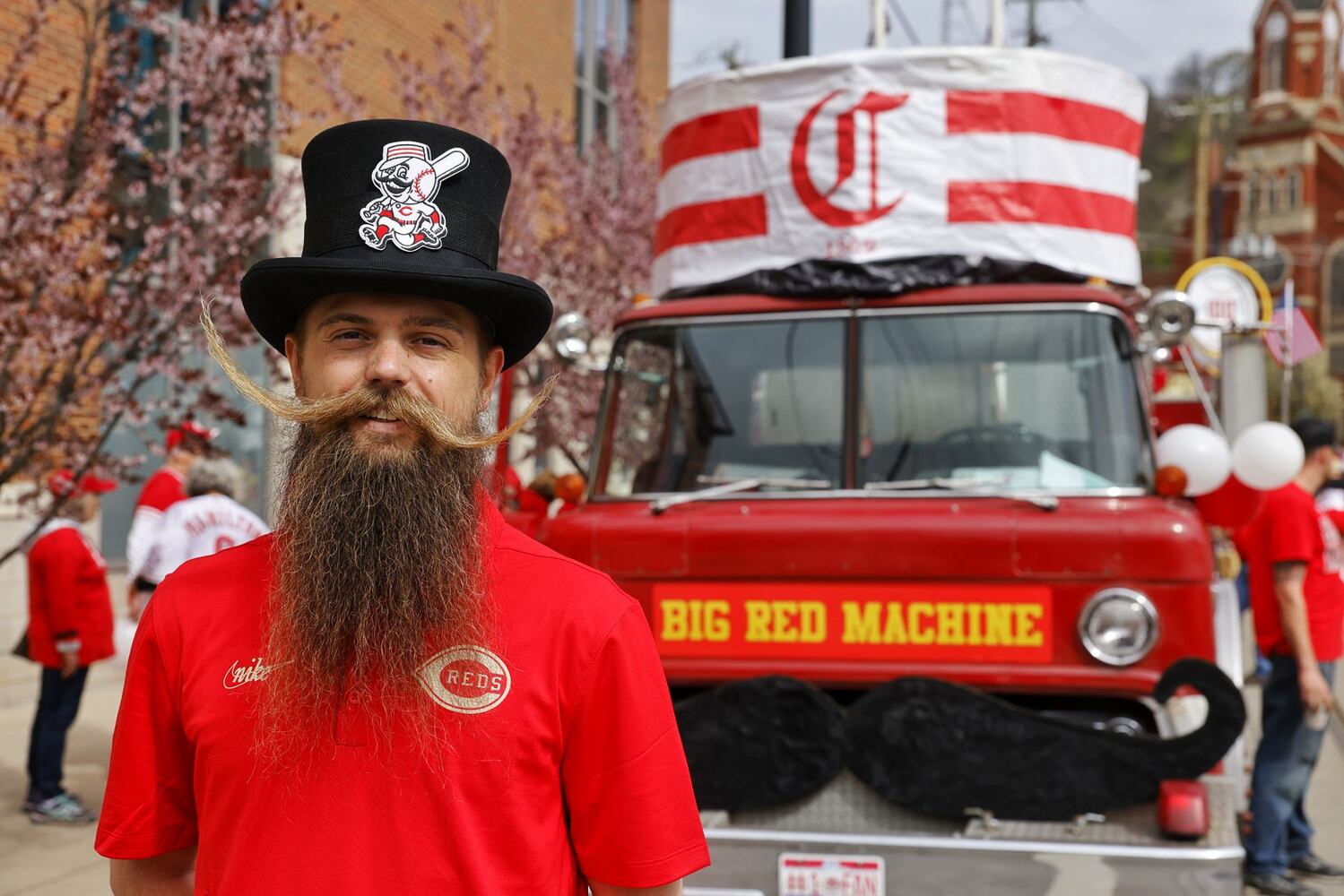 041222 reds parade
