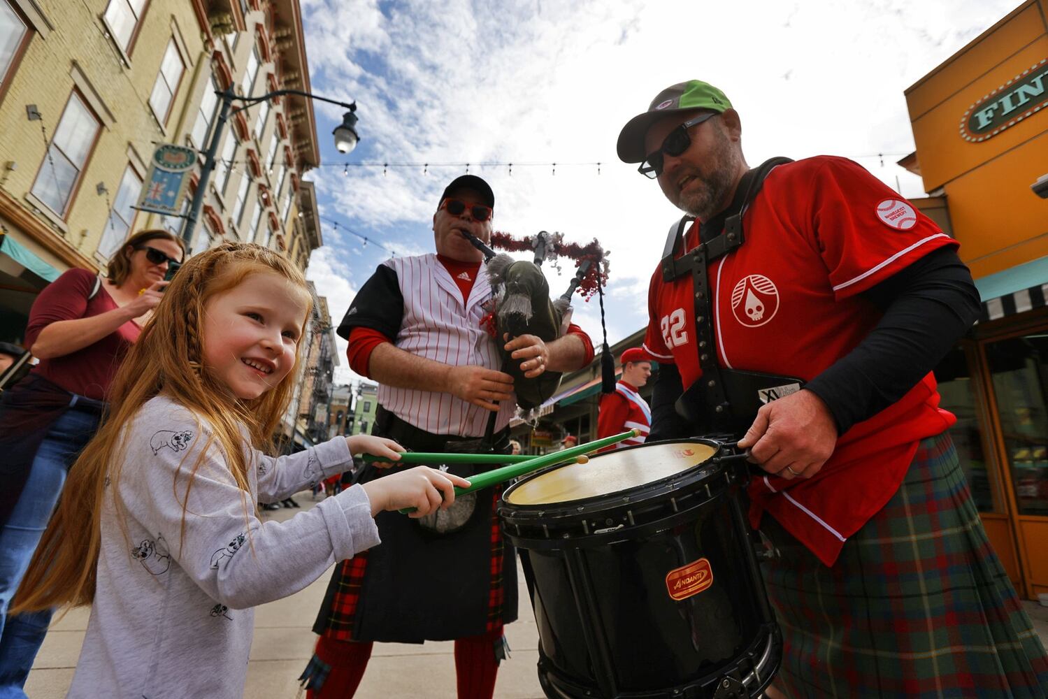 041222 reds parade