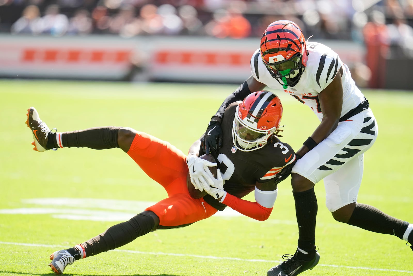 Cleveland Browns wide receiver Jerry Jeudy (3) catches as pass as Cincinnati Bengals safety Jordan Battle (27) defends during the second half of an NFL football game Sunday, Sept. 7, 2025, in Cleveland. (AP Photo/Sue Ogrocki)