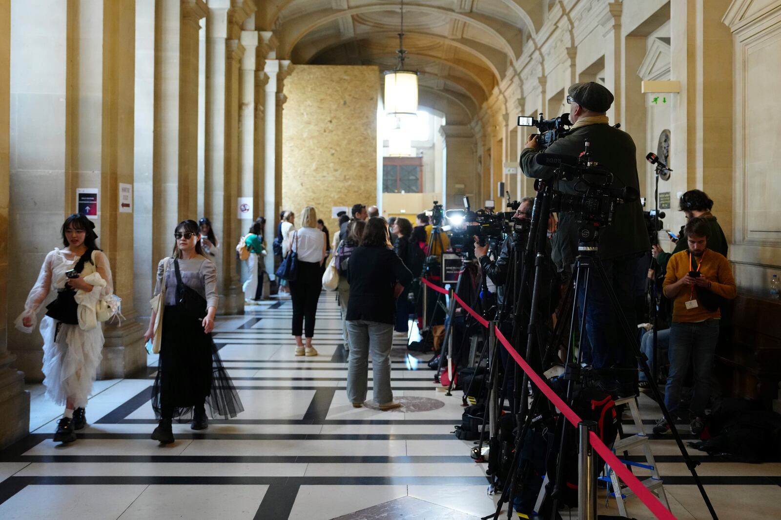 Reporters cover the opening day of the trial of the 2016 armed robbery of Kim Kardashian, at the palace of justice Monday, April 28, 2025 in Paris. (AP Photo/Aurelien Morissard)