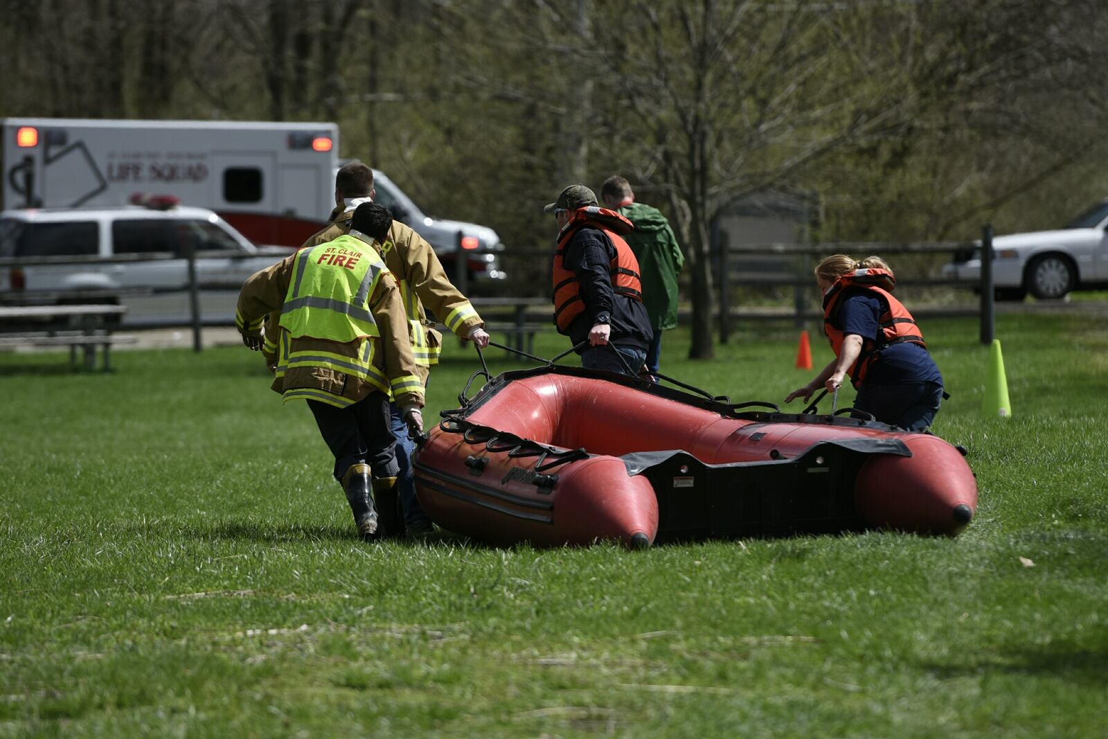 Butler County Sheriff’s Office water rescue team arrive at the scene in St. Clair Twp. NICK GRAHAM/STAFF