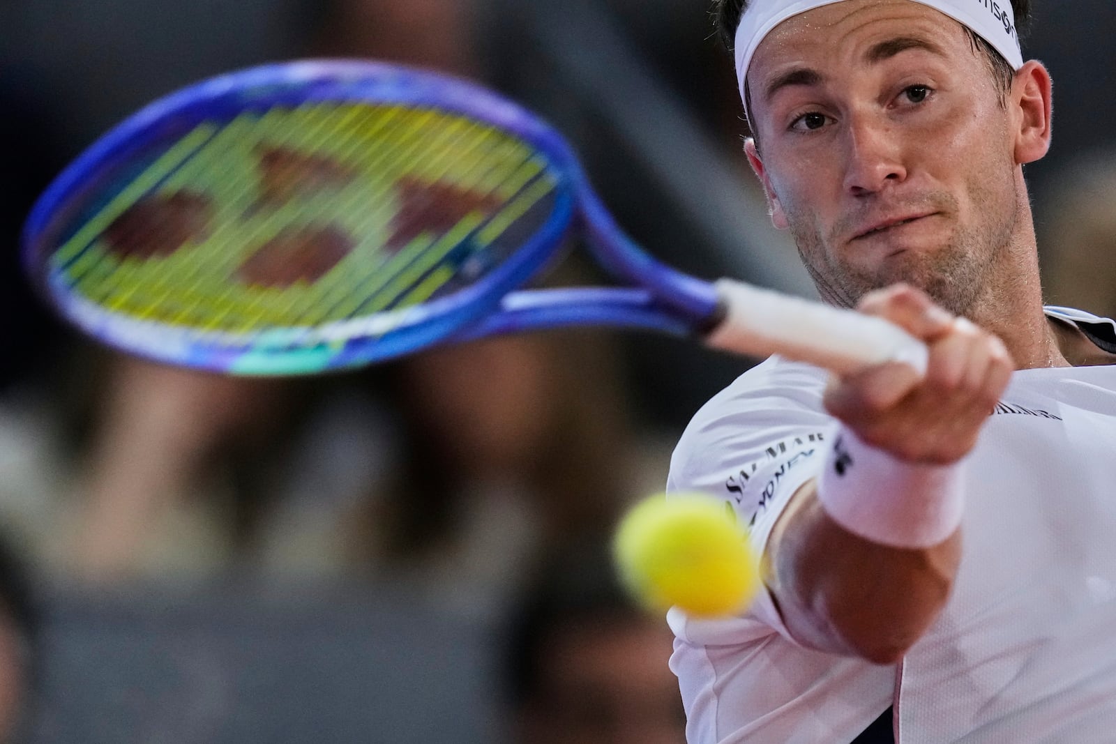 Casper Ruud of Norway returns the ball against Francisco Cerundolo from Argentina during men's semifinal at the Madrid Open tennis tournament in Madrid, Spain, Friday, May 2, 2025. (AP Photo/Manu Fernandez)