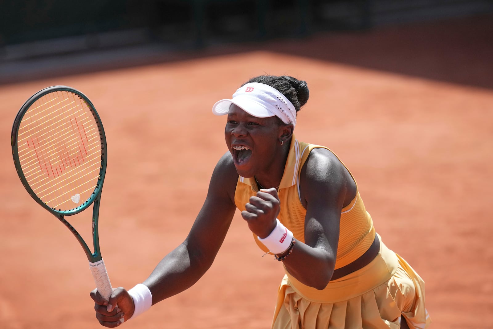 Canada's Victoria Mboko celebrates beating New Zealand's Lulu Sun during their first round match of the French Tennis Open, at the Roland-Garros stadium, in Paris, Sunday May 25, 2025. (AP Photo/Christophe Ena)