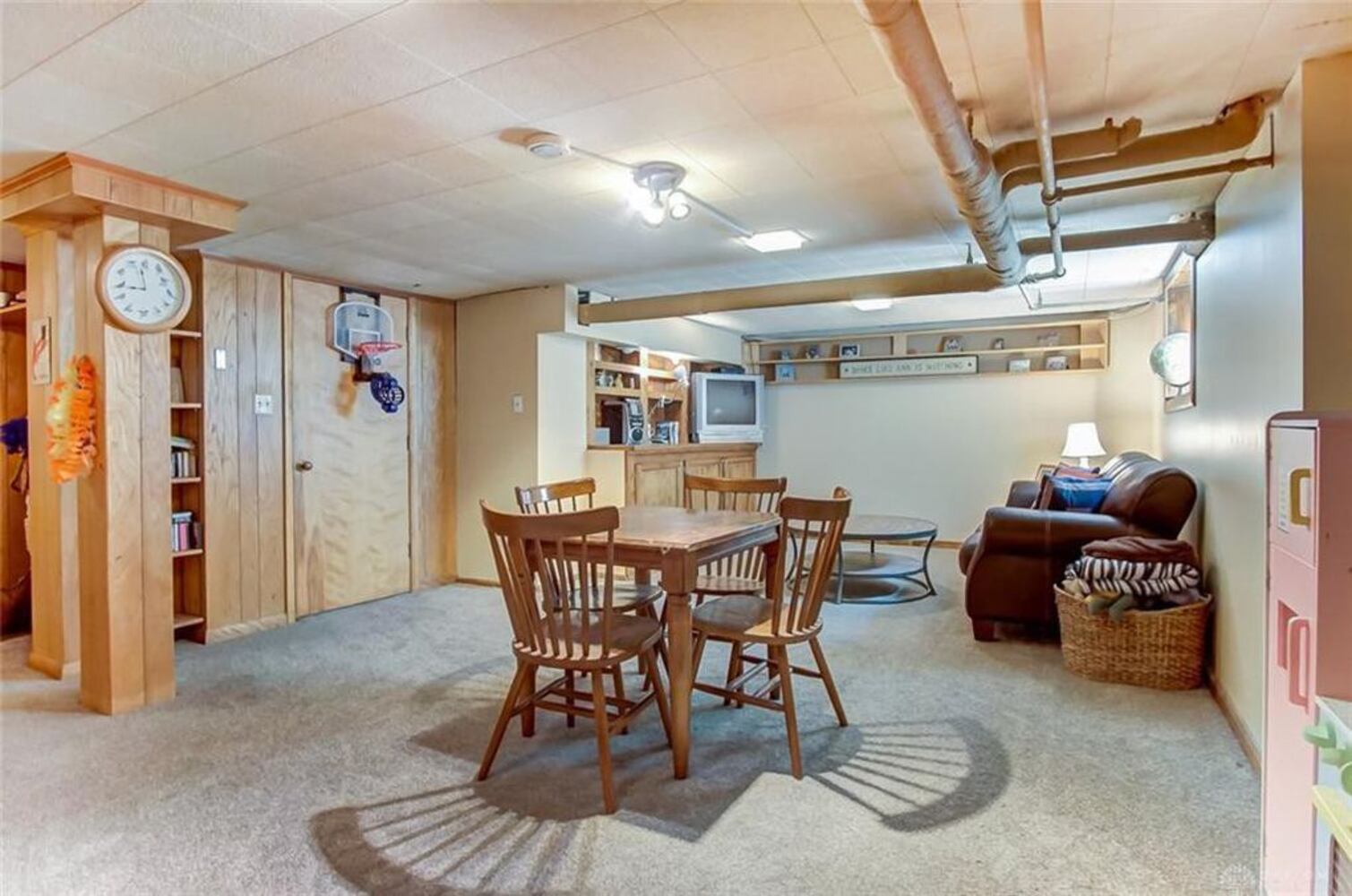 PHOTOS: Luxury Oakwood colonial home on market
