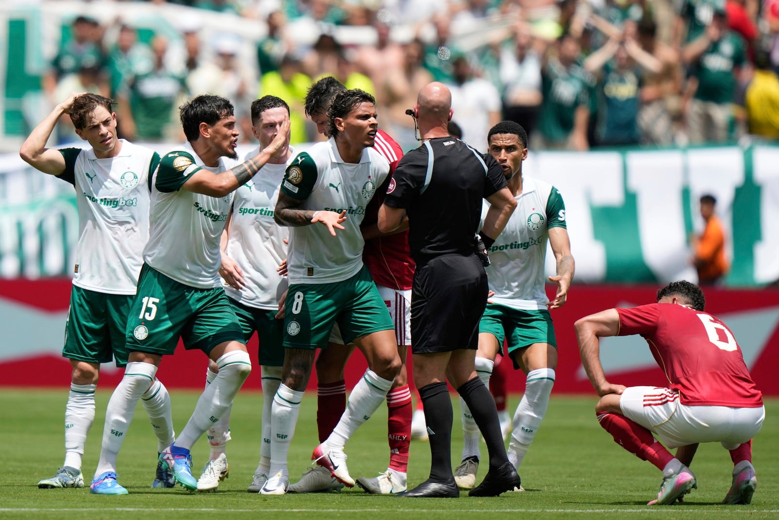 Palmeiras players argue with referee Anthony Taylor during a Club World Cup group A soccer match against Al Ahly in East Rutherford, N.J., Thursday, June 19, 2025. (AP Photo/Frank Franklin II)