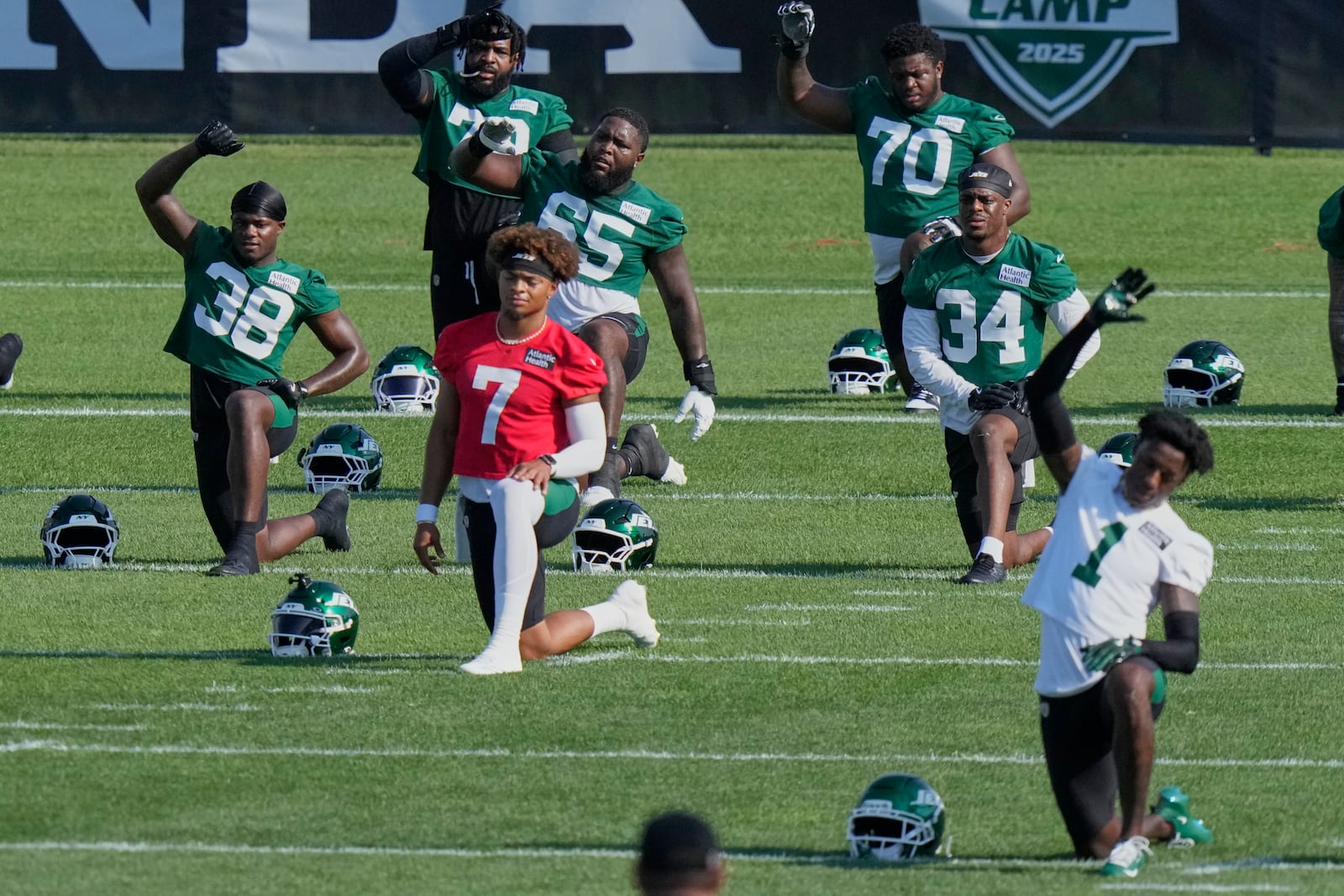 New York Jets quarterback Justin Fields (7) warms up with teammates at the NFL football team's training camp Thursday, July 24, 2025, in Florham Park, N.J. (AP Photo/Frank Franklin II)