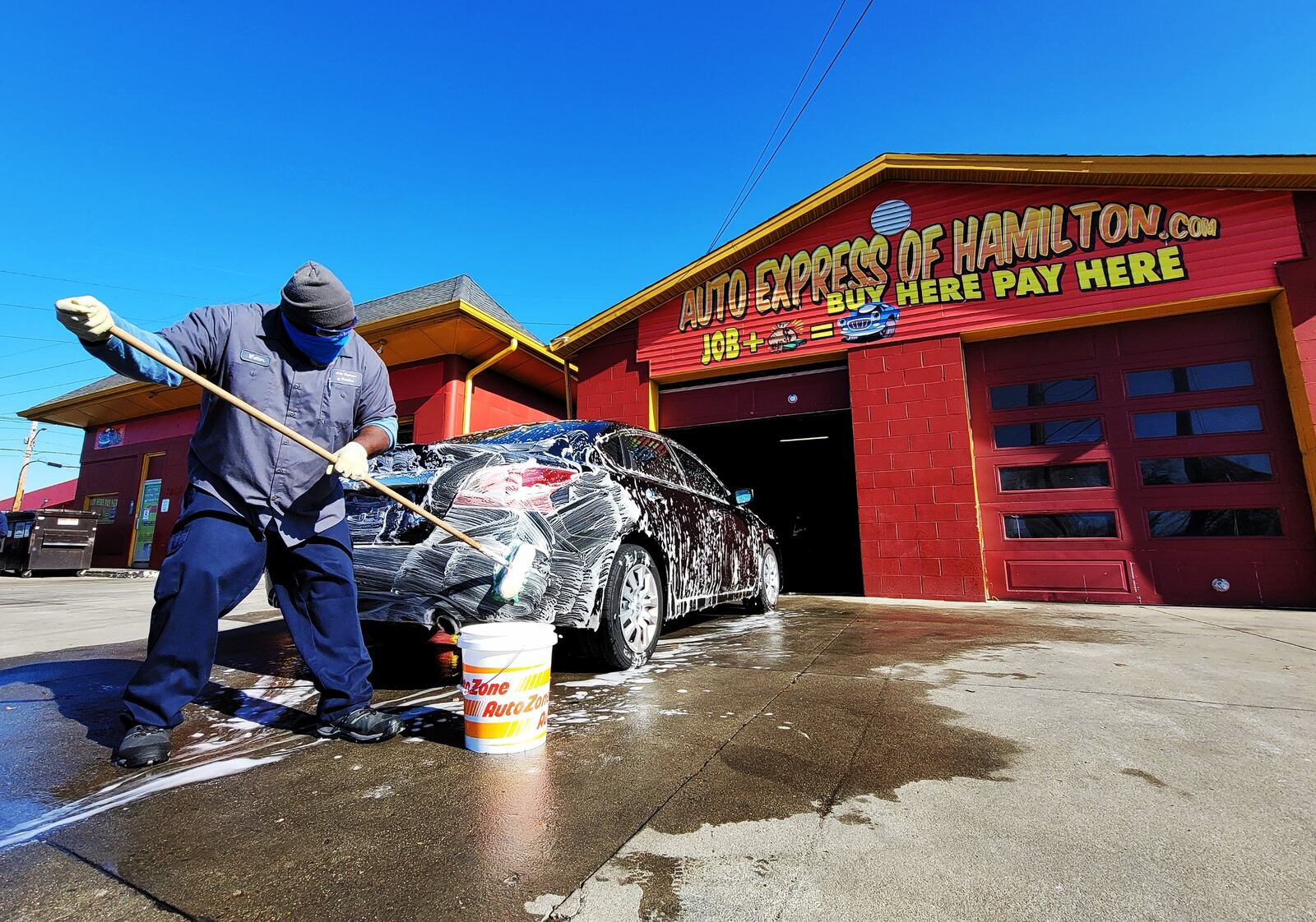 Walton Lumpkin washes a car at Auto Express of Hamilton Friday, Nov. 23, 2020 on Dixie Highway in Hamilton. NICK GRAHAM / STAFF