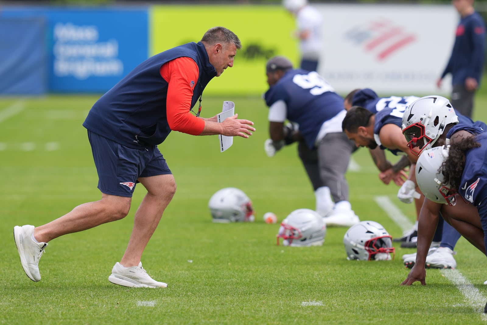 New England Patriots head coach Mike Vrabel lines up against the defensive during an NFL football practice, Wednesday, May 28, 2025, in Foxborough, Mass. (AP Photo/Charles Krupa)