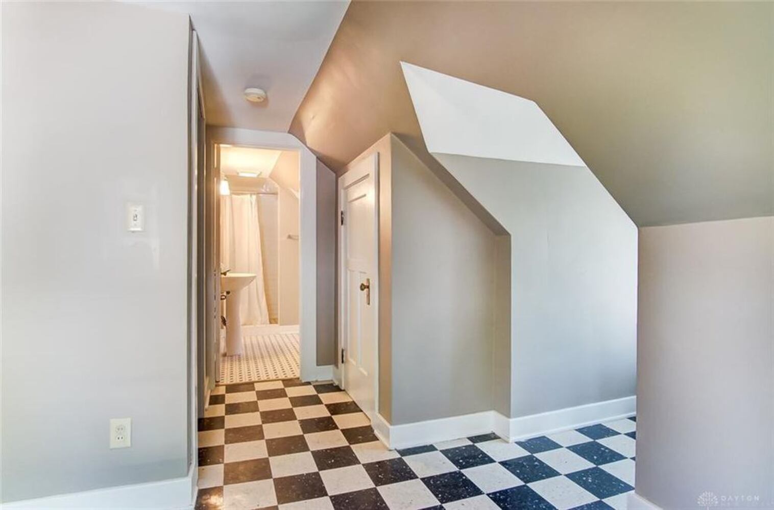 PHOTOS: Luxury Oakwood colonial home on market