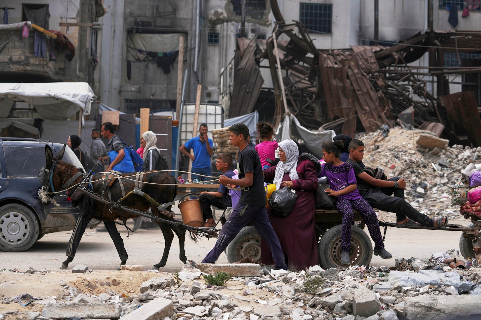 Displaced Palestinians fleeing Beit Lahia amid ongoing Israeli military operations in the Gaza Strip arrive in Jabalia, northern Gaza, on Sunday, May 18, 2025. (AP Photo/Jehad Alshrafi)